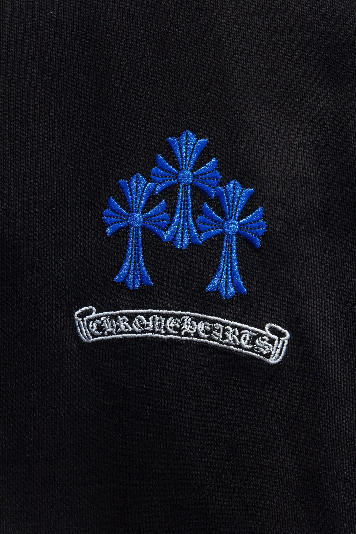 🅿️180 Style number: 7241# 🆕Chrome hearts 25ss os version is really charming. Chrome hearts are really unique. Each new season's version is the best. It is very practical and can be worn casually✔️ - ⚠️100% cotton. Made of 32 double yarns and 260 grams of fabric. Made of imported knitting needle carded cotton, the thickness is moderate, drapey and contoured, making the upper body comfortable! ! It is very tolerant to fat body types and can instantly lose five pounds after wearing it!  The front and rear panels are hand-printed on the silk screen platen, and the 3D full-color scanned pattern is used as film to ensure the highest degree of printing pattern restoration, and the printing has a cracking effect that is reinforced and not easy to fall off. The upper and lower LOGO printing has a strong touch texture. The printing material uses environmentally friendly active water slurry and anti-sublimation liquid for the base. The garments can withstand washing without desizing. The addition of handmade elements to the body of the garment greatly increases the interest of the garment and creates a unique visual effect. After special treatment, a unique effect is formed. An irregular hem is added to the version. This year's Kroxin is the main version. In the past two years, the oversize version has become the focus of the trend and has been a popular staple in the past two years. The change of designers has made this brand an instant hit. The progressive fashion of the times also needs the blood impact of fresh elements and trendy designs in order to continue its glory! It’s stylish both inside and outside, a must-have for high street travel! An absolute "eye-catching style" that can match couples 💏 Color: Black White Size: S M L XL